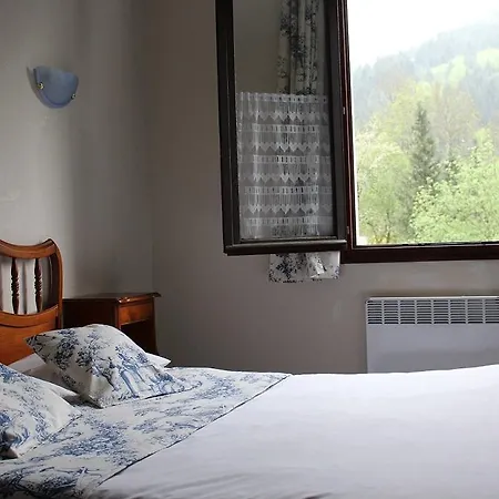 Les Bruy\u00e8res Hotel 2*
